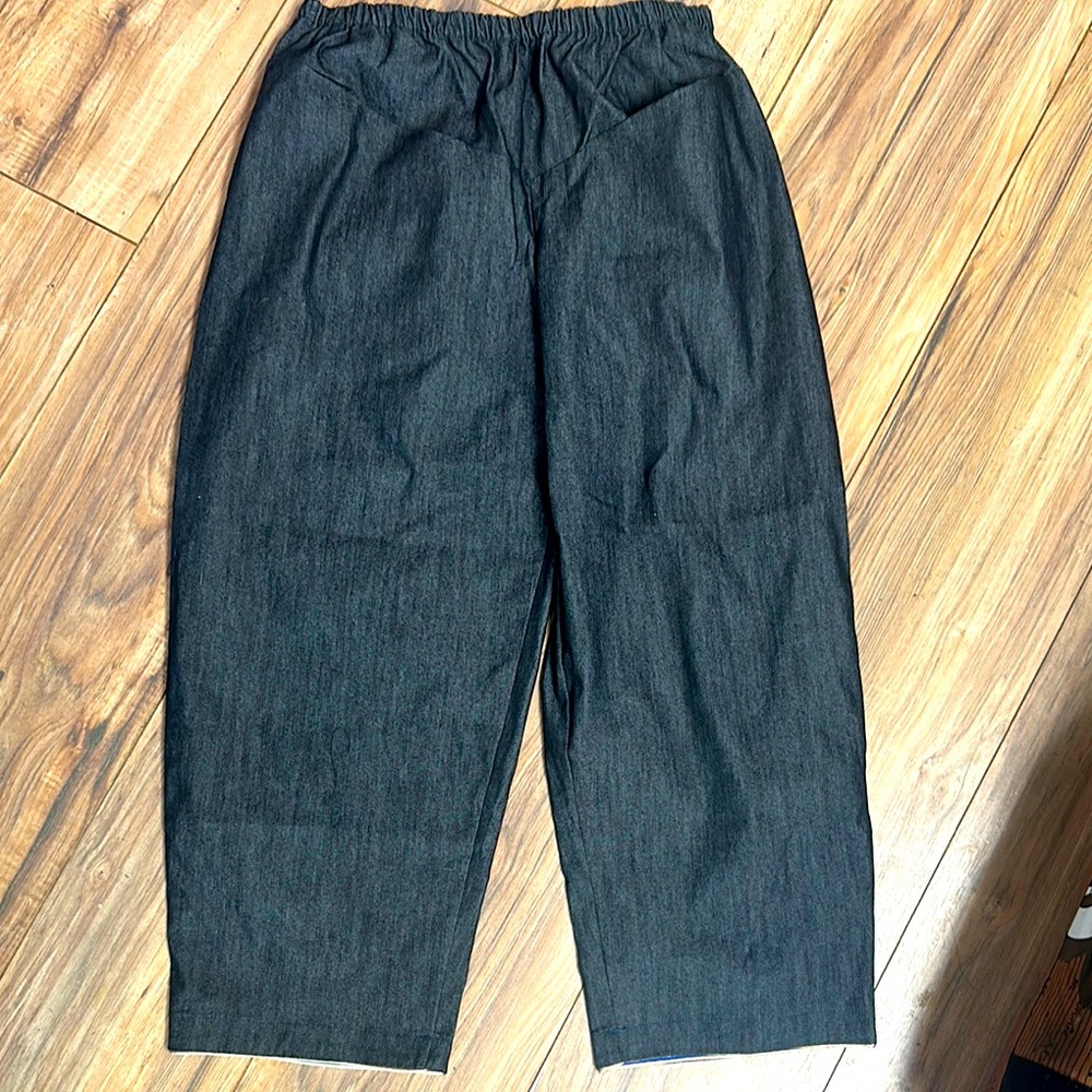 Woman’s Black Ten-Day Delivery Elastic waist Denim short cut pants. Size 42Eu